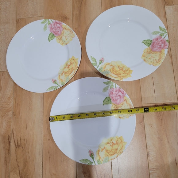 Corelle Emma Jane, 3 dinner plates and 2 luncheon plates - Picture 2 of 3
